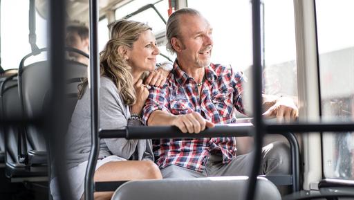 Paar im Bus