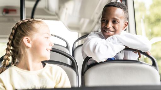 Kinder im Bus