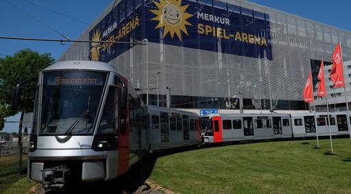 Bahn vor MERKUR SPIEL Arena