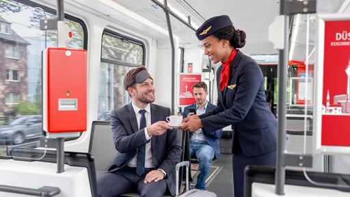 Mann und Stewardess in Stadtbahn