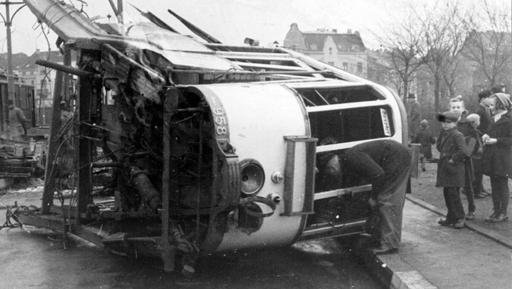 Zerstörte Straßenbahn im Zweiten Weltkrieg Zerstörte Straßenbahn im Zweiten Weltkrieg