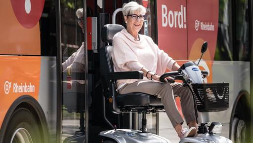 Frau sitzt im E-Scooter