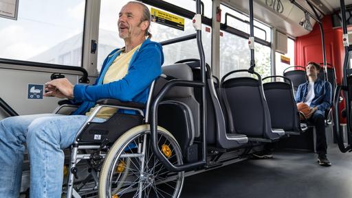 Mann im Rollstuhl in Bus.
