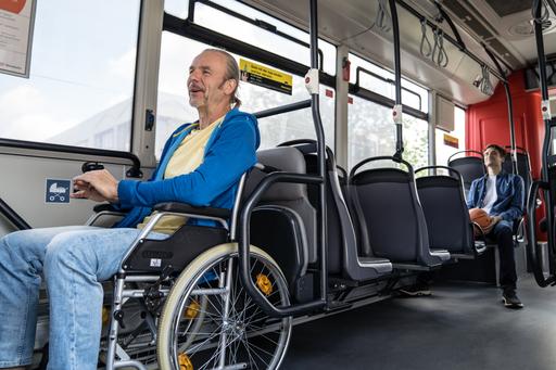 Mann im Rollstuhl in Bus.