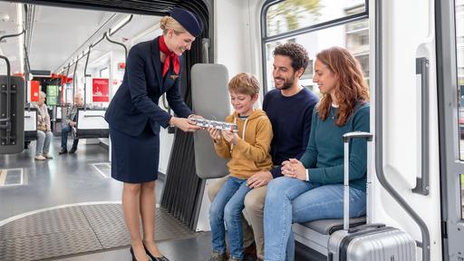 (Bild KI-generiert) Familie mit Stewardess in Stadtbahn (Bild KI-generiert)