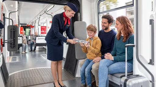 U80 Teaser Familie (Bild KI-generiert) Familie mit Stewardess in Stadtbahn (Bild KI-generiert)