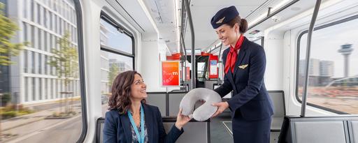 Messebesucherin und Stewardess in Stadtbahn.