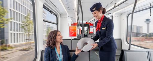Messebesucherin und Stewardess in Stadtbahn (Bild KI-generiert)