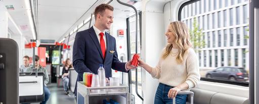 Frau und Mann in Stadtbahn mit Getränkewagen