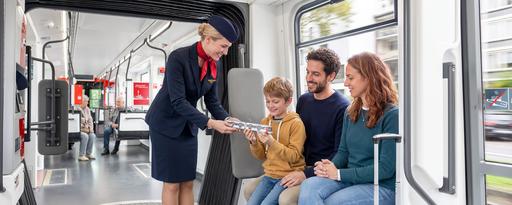 Familie mit Stewardess in Stadtbahn