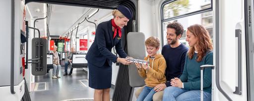 Familie mit Stewardess in Stadtbahn (Bild KI-generiert)
